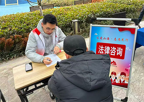 普法摊位进社区，万桥律师以专业服务弘扬雷锋精神